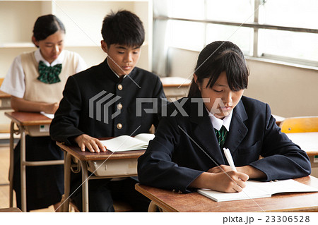 授業中の学生たち 23306528