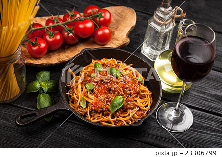 Traditional spaghetti bolognese 23306799