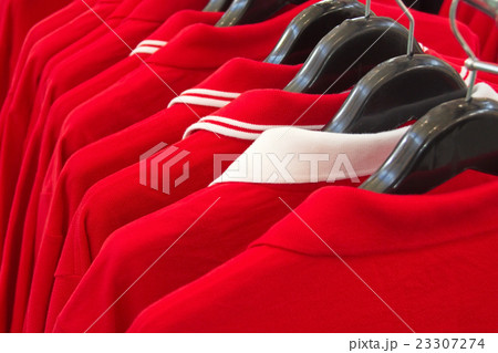 Red polo shirts 23307274