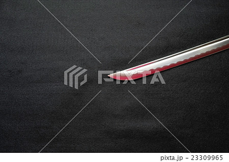 赤く染まった日本刀の刀身 23309965