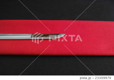 日本刀の刀身に赤と黒のフェルト地のコピースペース 日本刀の刀身に赤と黒のフェルト地のコピースペース 23309970