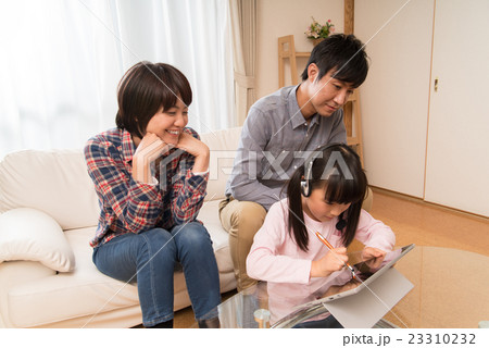 オンライン学習をする家族 23310232