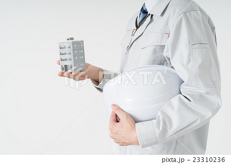 ビル模型とヘルメットを持つ作業員 23310236