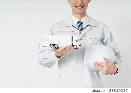 大型トラック模型とヘルメットを持つ作業員 23310237