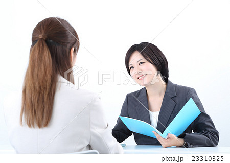 打合せをする若い女性 23310325