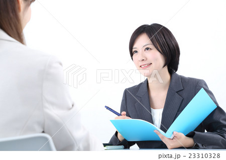 打合せをする若い女性 打合せをする若い女性 23310328