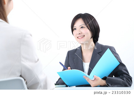打合せをする若い女性 23310330