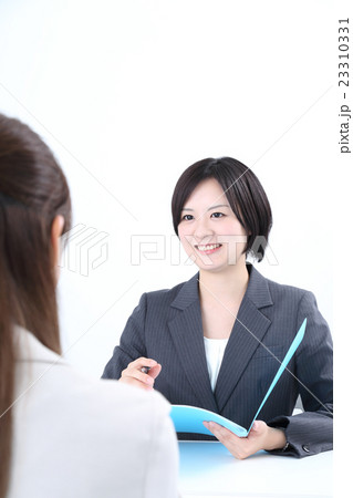 打合せをする若い女性 打合せをする若い女性 23310331