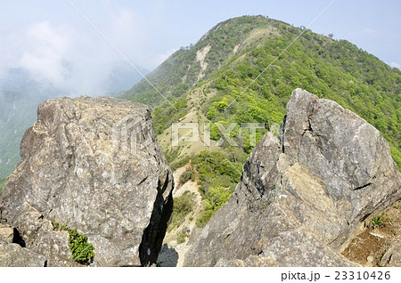 鬼ヶ岩の岩峰から眺める蛭ヶ岳 鬼ヶ岩の岩峰から眺める蛭ヶ岳 23310426