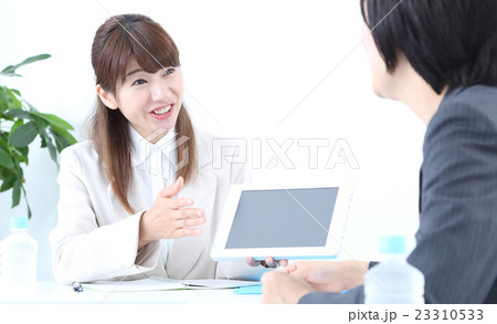 タブレットを使って営業する女性 タブレットを使って営業する女性 23310533