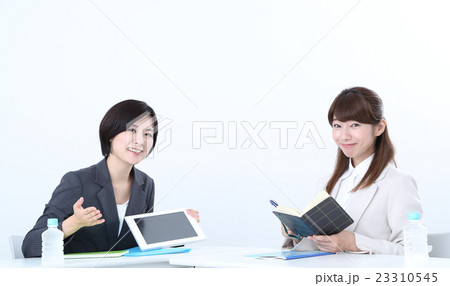 タブレットを使って営業する女性 23310545