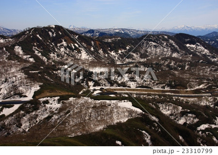両古美山から見る残雪の当丸山とニセコ連峰 23310799