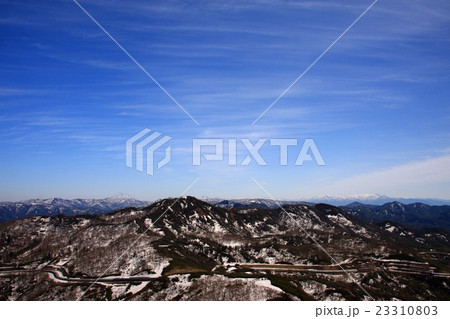 両古美山から見る春の山並みと青空 23310803