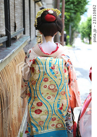 舞妓姿の女性 23310862