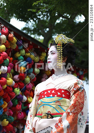 舞妓姿の女性 23310864