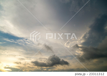ゲリラ豪雨の後　大雨の後　曇り空　夕方　夕暮れ　日暮れの空　初夏の空　コピースペース　文字スペース 23311312
