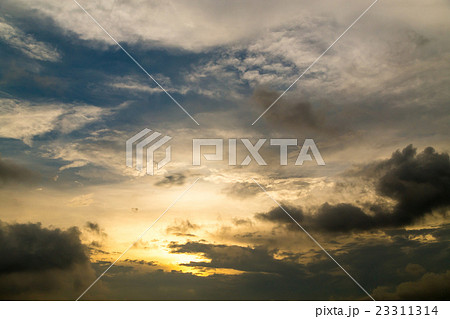 ゲリラ豪雨の後 大雨の後 曇り空 夕方 夕暮れ 日暮れの空 初夏の空 コピースペース 文字スペース ゲリラ豪雨の後 大雨の後 曇り空 夕方 夕暮れ 日暮れの空 初夏の空 コピースペース 文字スペース 23311314
