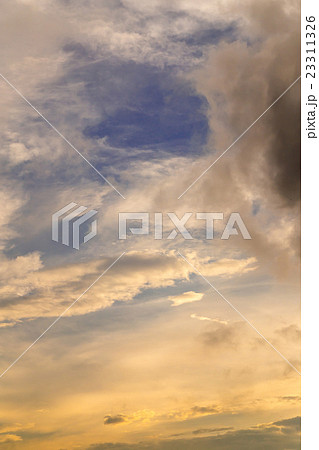 ゲリラ豪雨の後 大雨の後 曇り空 夕方 夕暮れ 日暮れの空 初夏の空 コピースペース 文字スペース ゲリラ豪雨の後 大雨の後 曇り空 夕方 夕暮れ 日暮れの空 初夏の空 コピースペース 文字スペース 23311326