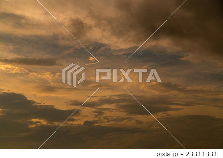 ゲリラ豪雨の後　大雨の後　曇り空　夕方　夕暮れ　日暮れの空　初夏の空　コピースペース　文字スペース 23311331