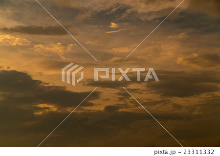 ゲリラ豪雨の後　大雨の後　曇り空　夕方　夕暮れ　日暮れの空　初夏の空　コピースペース　文字スペース 23311332