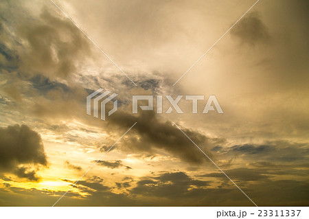 ゲリラ豪雨の後　大雨の後　曇り空　夕方　夕暮れ　日暮れの空　初夏の空　コピースペース　文字スペース 23311337