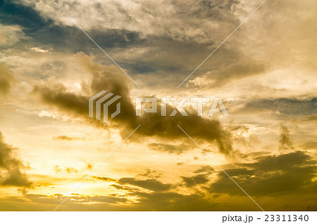 ゲリラ豪雨の後　大雨の後　曇り空　夕方　夕暮れ　日暮れの空　初夏の空　コピースペース　文字スペース 23311340