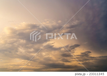ゲリラ豪雨の後　大雨の後　曇り空　夕方　夕暮れ　日暮れの空　初夏の空　コピースペース　文字スペース 23311345