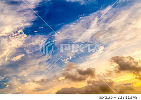 ゲリラ豪雨の後　大雨の後　曇り空　夕方　夕暮れ　日暮れの空　初夏の空　コピースペース　文字スペース 23311348
