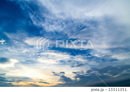 ゲリラ豪雨の後 大雨の後 曇り空 夕方 夕暮れ 日暮れの空 初夏の空 コピースペース 文字スペース ゲリラ豪雨の後 大雨の後 曇り空 夕方 夕暮れ 日暮れの空 初夏の空 コピースペース 文字スペース 23311351