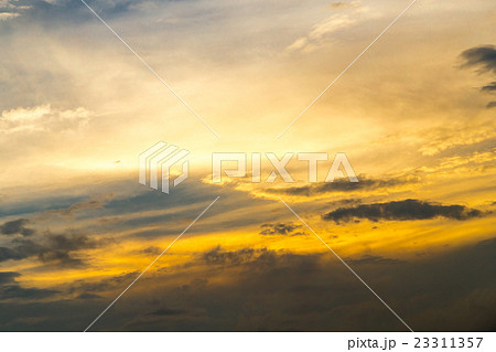 ゲリラ豪雨の後　大雨の後　曇り空　夕方　夕暮れ　日暮れの空　初夏の空　コピースペース　文字スペース 23311357