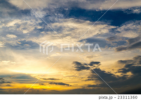 ゲリラ豪雨の後　大雨の後　曇り空　夕方　夕暮れ　日暮れの空　初夏の空　コピースペース　文字スペース 23311360