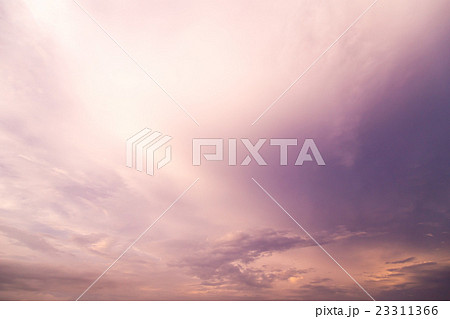 ゲリラ豪雨の後　大雨の後　曇り空　夕方　夕暮れ　日暮れの空　初夏の空　コピースペース　文字スペース 23311366