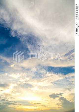 ゲリラ豪雨の後　大雨の後　曇り空　夕方　夕暮れ　日暮れの空　初夏の空　コピースペース　文字スペース 23311367
