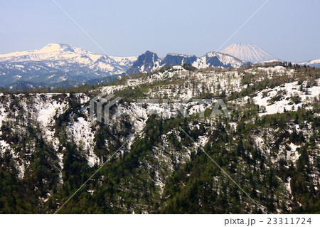 手稲山山頂から見る残雪の山並み 手稲山山頂から見る残雪の山並み 23311724