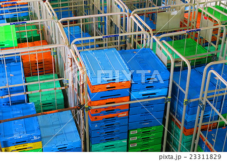 物流倉庫のオリコンとカゴ車 23311829