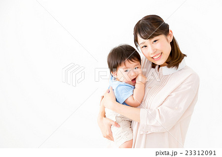 お母さんと赤ちゃん　ベイビー　ベビー　乳幼児　白背景　コピースペース　男の子 23312091