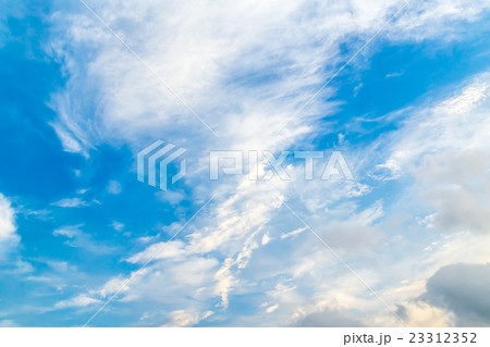 ゲリラ豪雨の後　大雨の後　晴れ　お天気　初夏の空　コピースペース　文字スペース 23312352