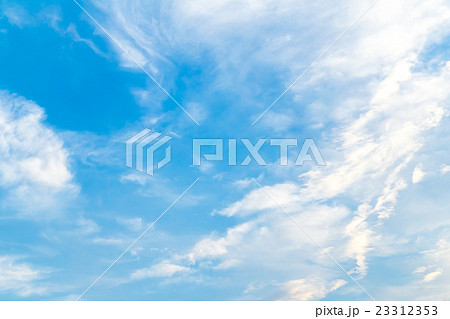ゲリラ豪雨の後　大雨の後　晴れ　お天気　初夏の空　コピースペース　文字スペース 23312353