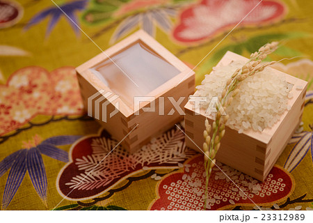 日本酒イメージ　日本酒　酒　透明　枡　升　桝　マス　和　白米　食品　 23312989