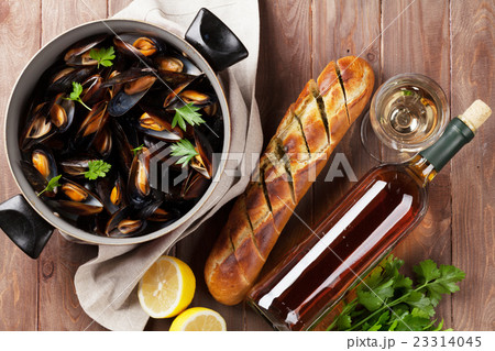 Mussels and white wine Mussels and white wine 23314045