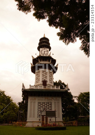 Clock Tower in Lumpini Park（タイ・バンコク、ルンピニー公園の時計台） 23314554