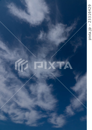 7月前半の早朝8時の空と雲　3:2縦 23316429