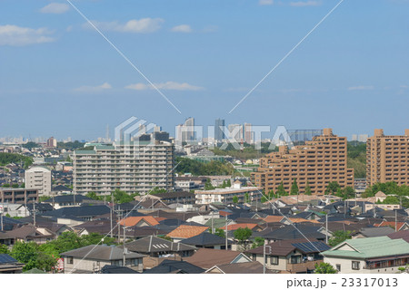 遠くに高層マンションを望む 23317013