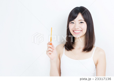 女性ホワイトニング 白バックイメージ 女性ホワイトニング 白バックイメージ 23317136