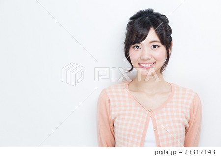 女性ヘアスタイル　白バックイメージ 23317143