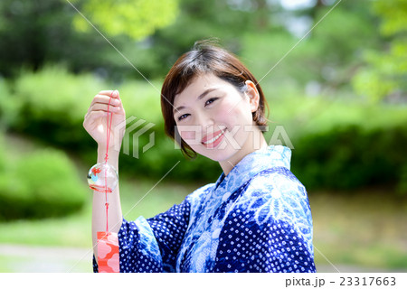 浴衣女性　日本人　風鈴 23317663