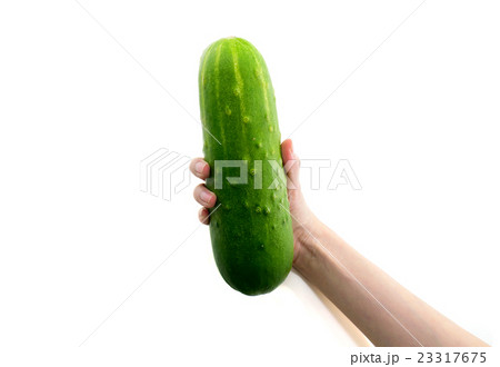 キュウリを持つ女性の手 23317675
