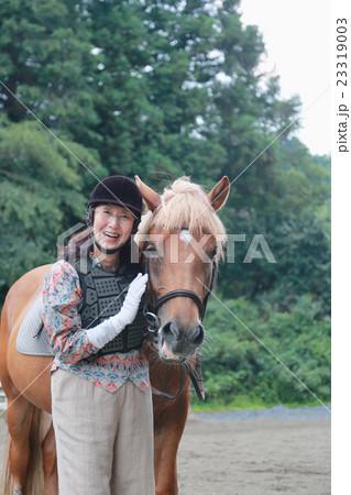 乗馬を始めた女性 23319003