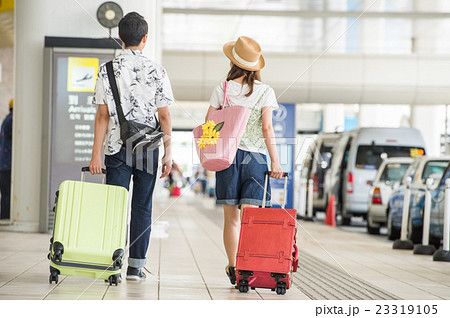 空港のカップル 23319105