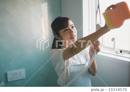 Japanese woman golfer , housewife 23319570